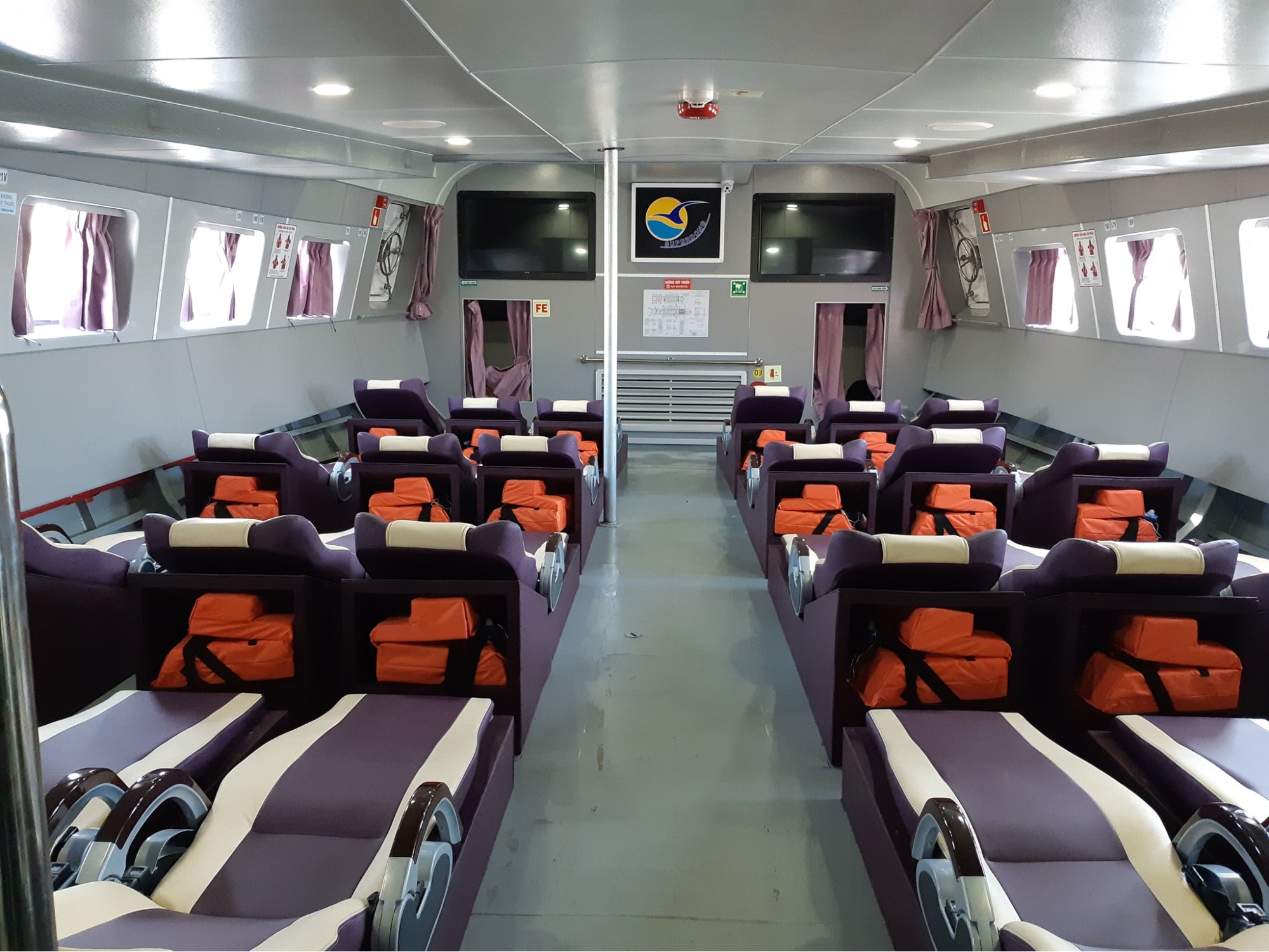 Một hành khách đang chọn vé tàu trên hệ thống trực tuyến để đi đến đảo Phú Quý