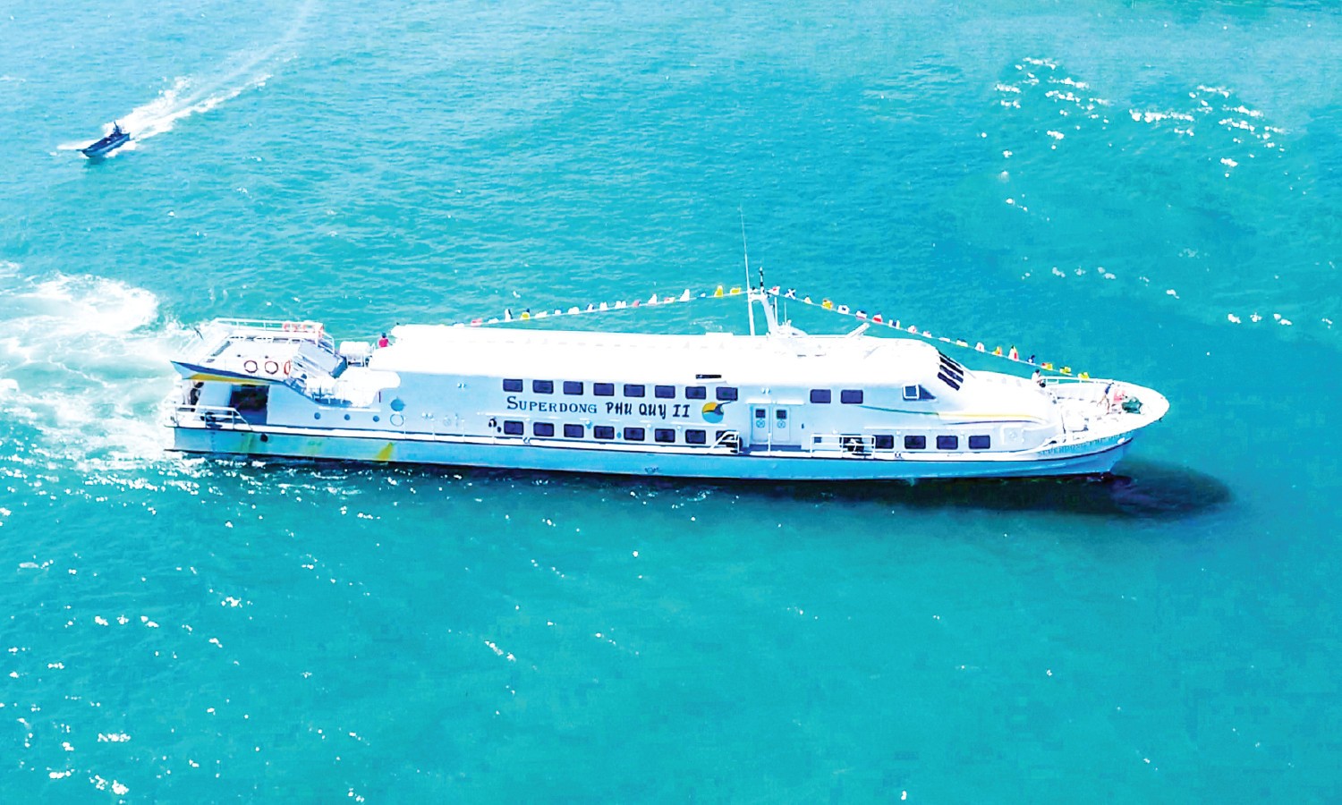 Hình ảnh một tàu cao tốc đang neo đậu tại bến cảng chuẩn bị cho chuyến Phan Thiết đi đảo Phú Quý