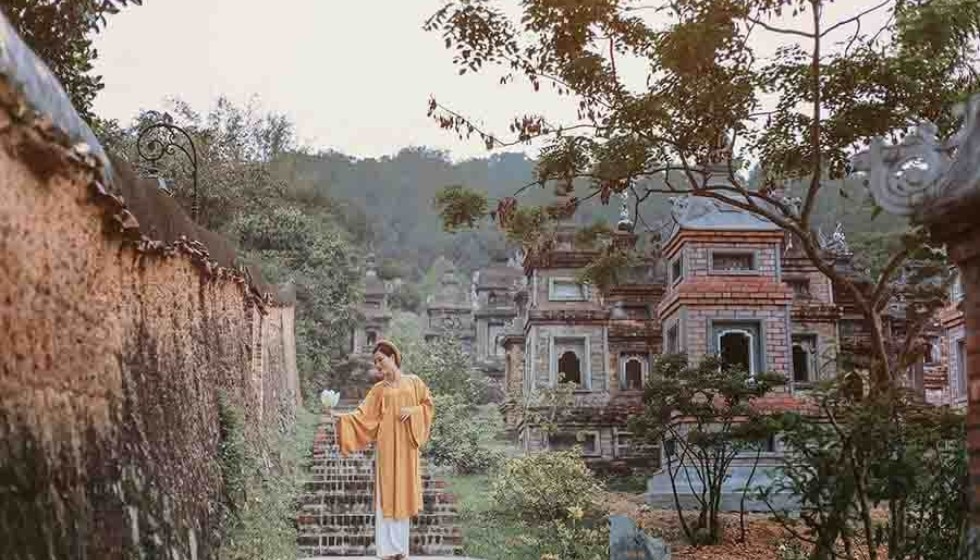 Cảnh quan yên bình và cổ kính bên trong khuôn viên Chùa Vĩnh Nghiêm