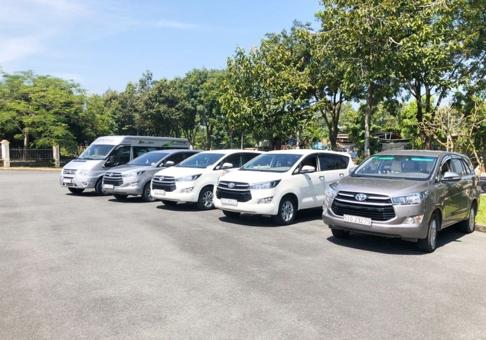 Xe ô tô du lịch 7 chỗ, dịch vụ thuê xe trọn gói theo lộ trình riêng