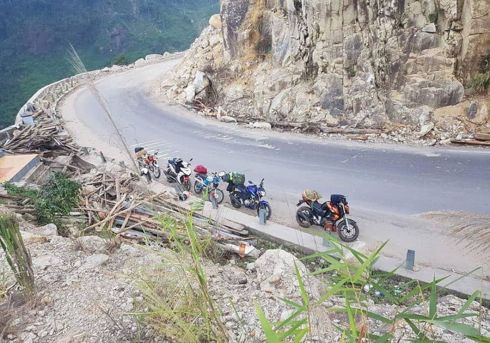 Khung cảnh thiên nhiên hùng vĩ trên cung đường đèo Quốc lộ 27C