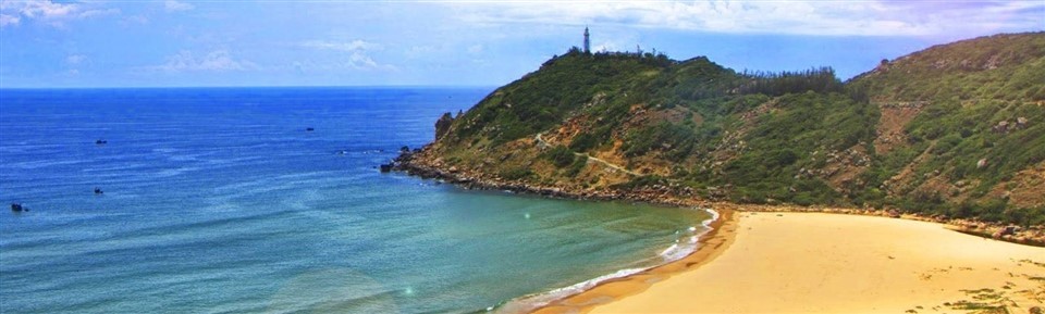 Bãi Môn hoang sơ với cát trắng mịn màng dưới chân Mũi Điện