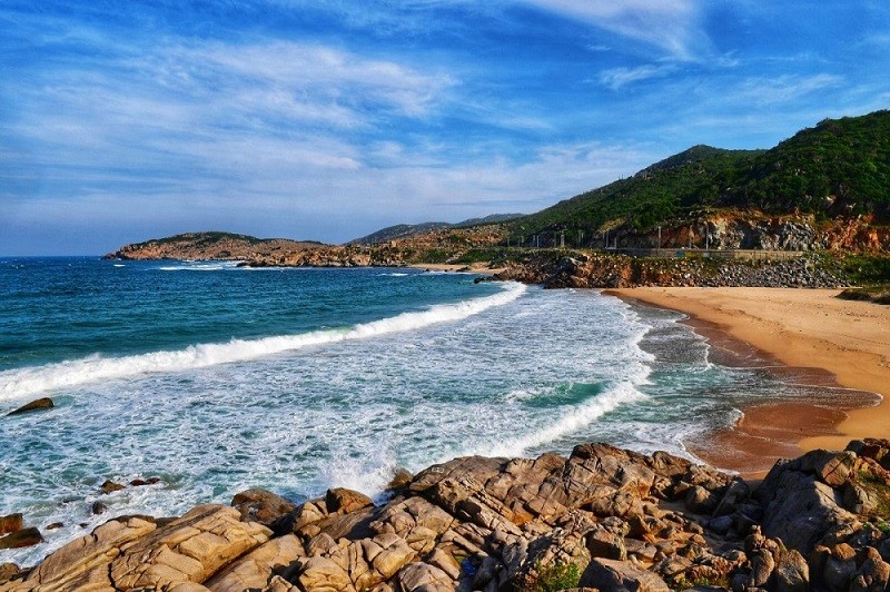 Bãi Rạng Mũi Né với bãi cát dài, hàng dừa xanh và nước biển êm ả