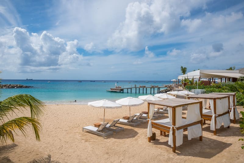 Bãi biển Barbados với cát trắng mịn và làn nước trong xanh màu ngọc lam rực rỡ