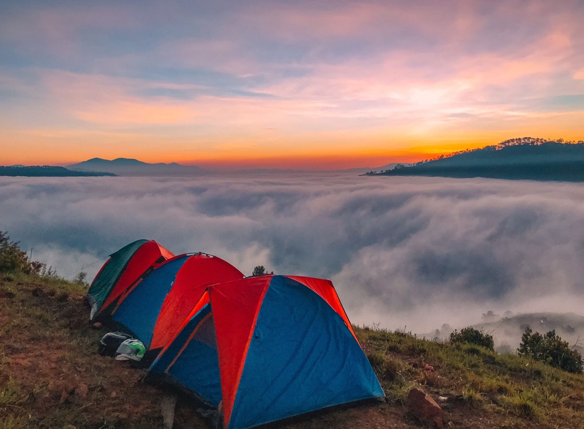 Hình ảnh cắm trại tại Đà Lạt vào ban đêm với bầu trời đầy sao