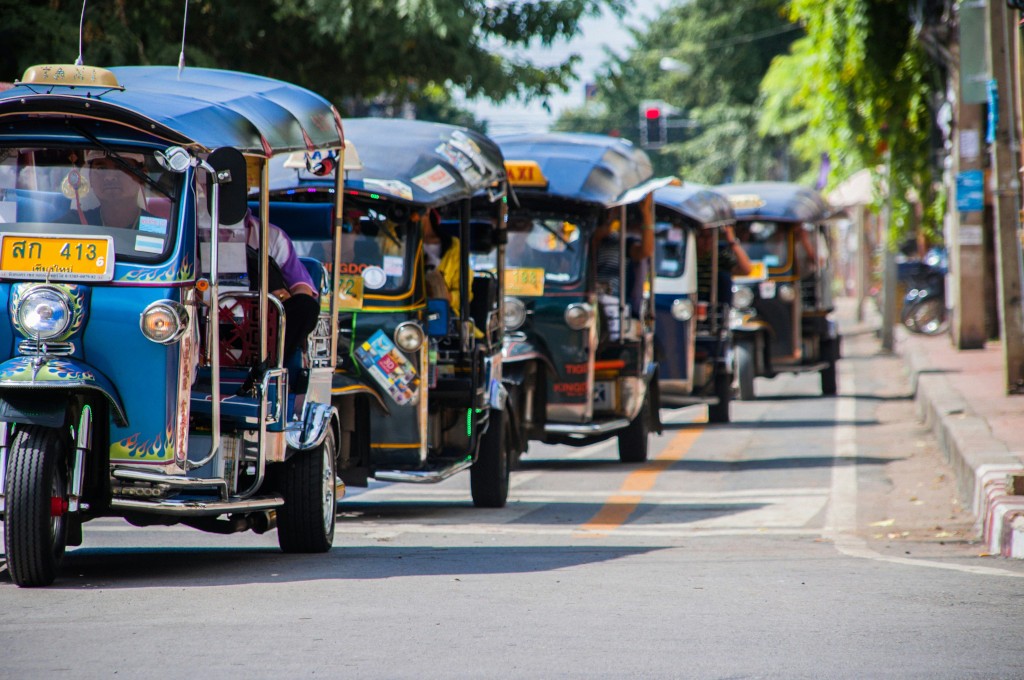 Xe tuk-tuk đầy màu sắc đang chạy trên đường phố Chiang Mai