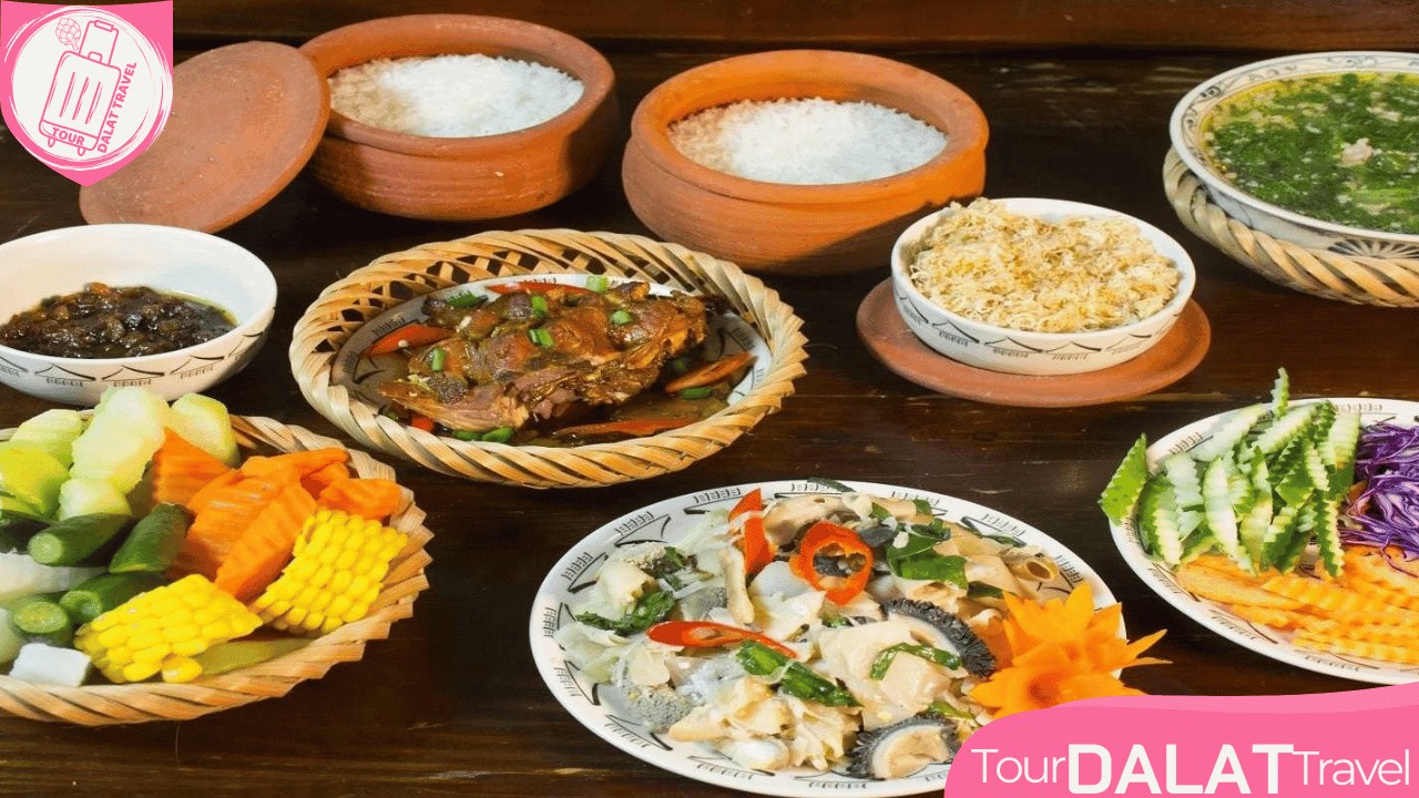 Bàn tiệc thịnh soạn trong bữa cơm trưa tại Đà Lạt