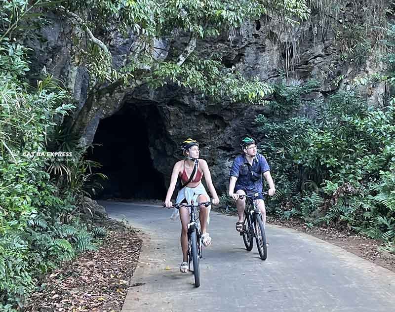 đạp xe tại Làng Chài Việt Hải