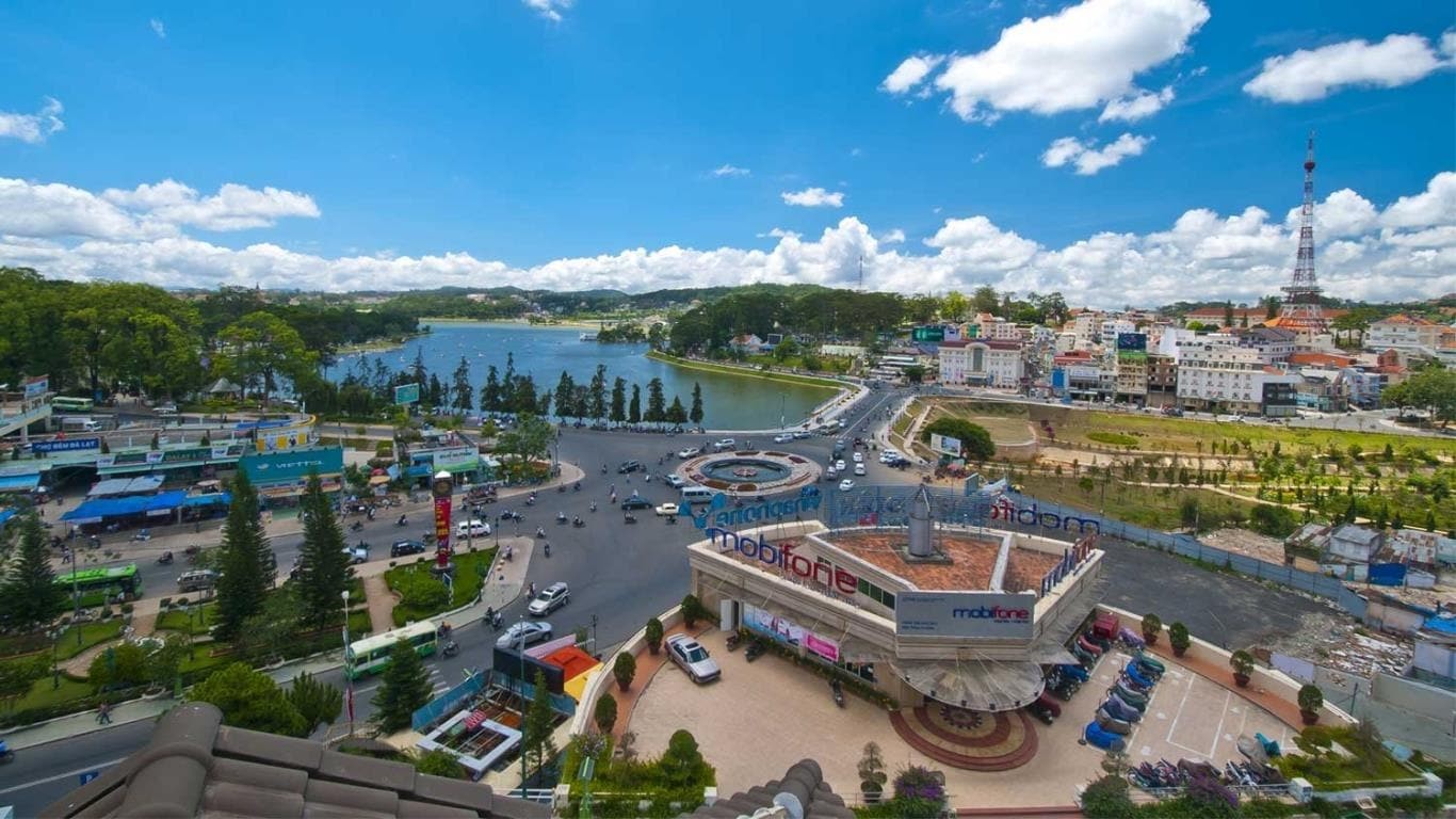 Toàn cảnh thành phố Đà Lạt với những đồi thông xanh mát