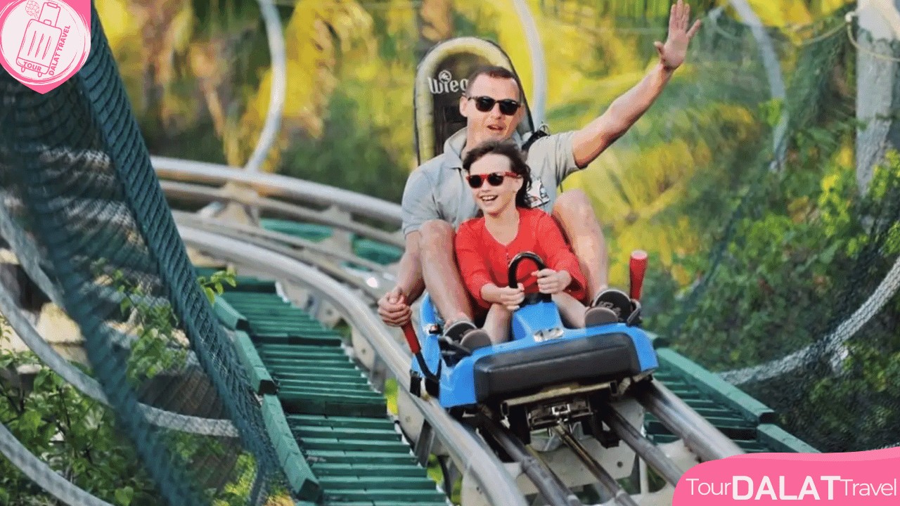 Thác Datanla với cảnh quan hùng vĩ