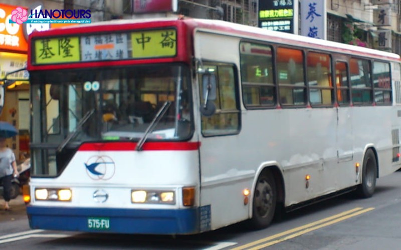 Di chuyển bằng xe buýt