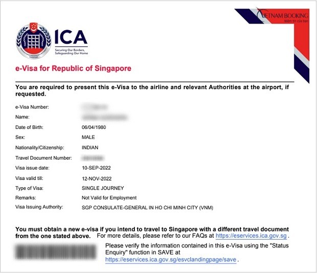 Du khách làm thủ tục xuất nhập cảnh tại sân bay Singapore