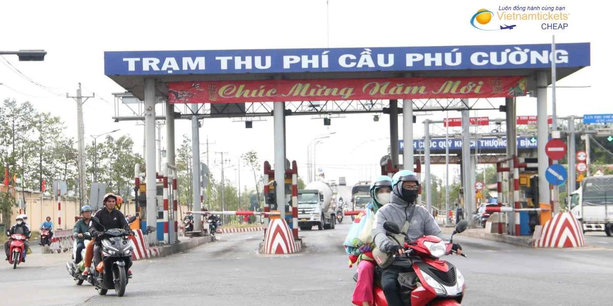 Người đi xe máy di chuyển trên đường đến Bình Dương