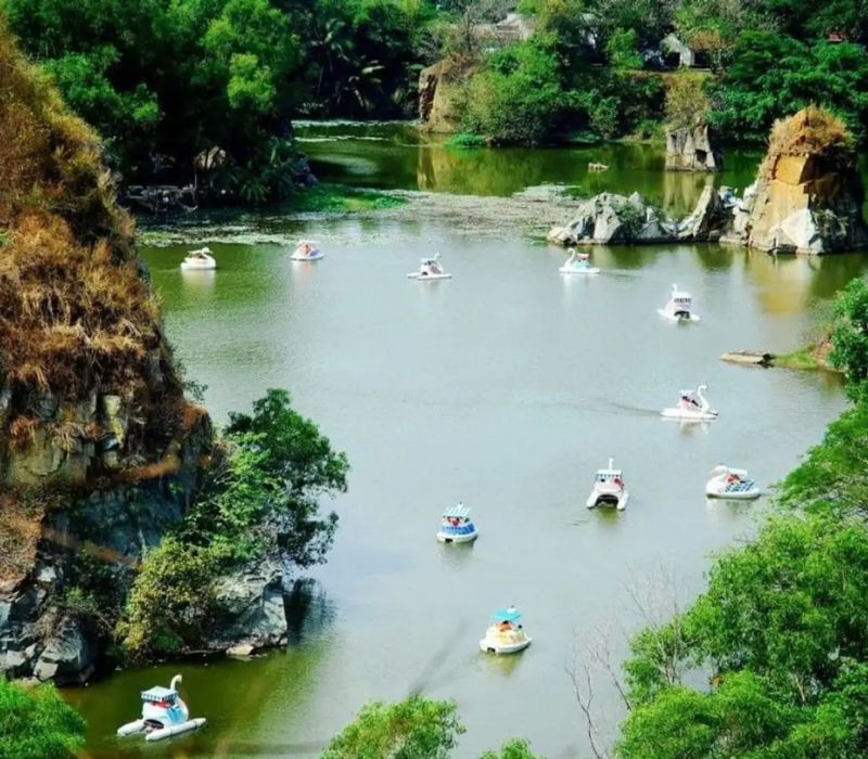 Khu du lịch Bửu Long với khung cảnh núi non hùng vĩ