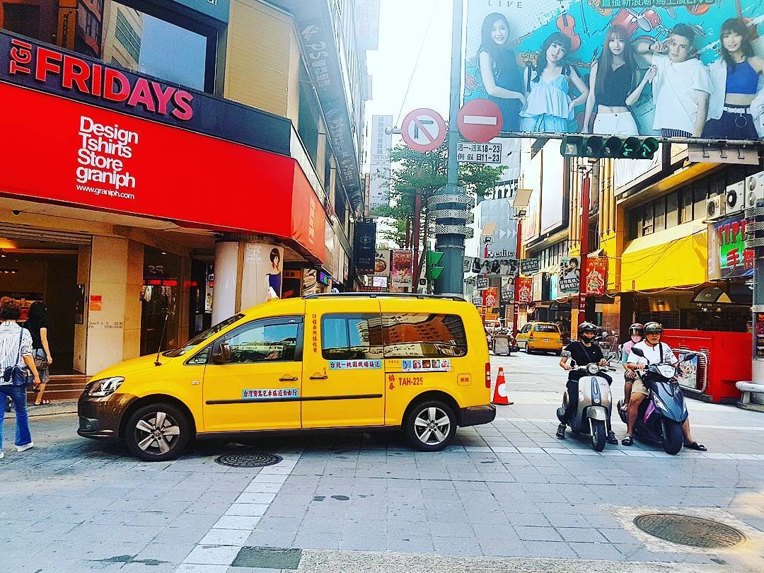 Tàu điện ngầm MRT ở Đài Bắc, phương tiện di chuyển tiện lợi.