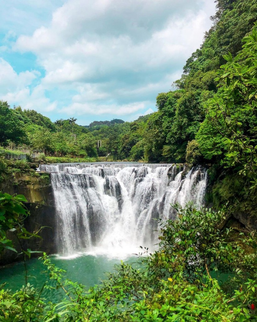 Thác nước Thập Phần hùng vĩ, được mệnh danh là "Thác Niagara thu nhỏ".