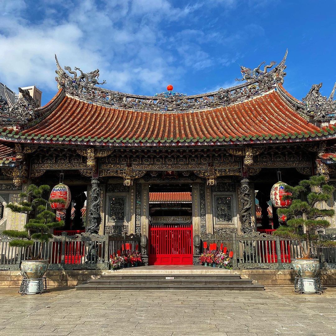 Cổng Tam quan và kiến trúc Long Sơn Tự Đài Bắc.