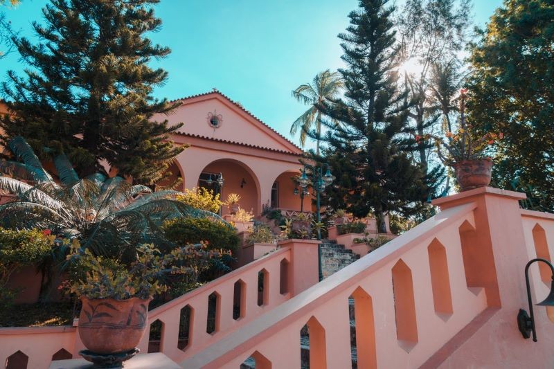 Tòa nhà màu hồng Pousada de Baucau với tầm nhìn hướng thẳng ra khu vực trung tâm thành phố là điểm check-in bạn không nên bỏ qua