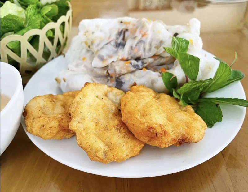 Bánh cuốn chả mực giã tay ăn nóng rất hợp nhau