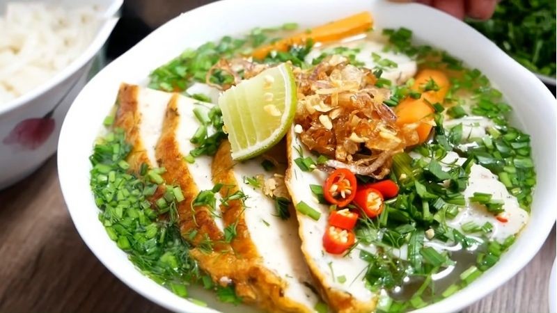 Tô bánh canh chả cá nóng hổi - đặc sản nổi tiếng Quy Nhơn