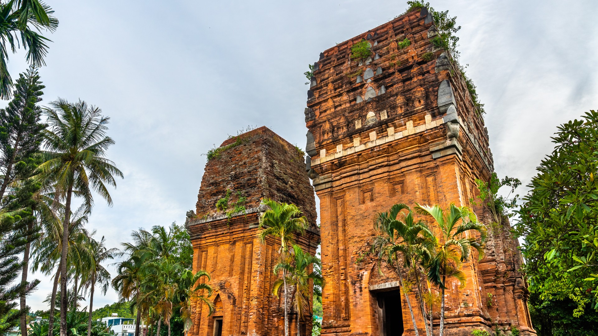 Tháp Đôi, công trình kiến trúc Champa cổ kính tại trung tâm Quy Nhơn