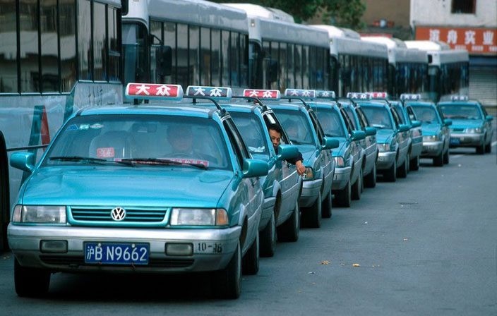 Dàn xe taxi màu xanh trắng ở Thượng Hải