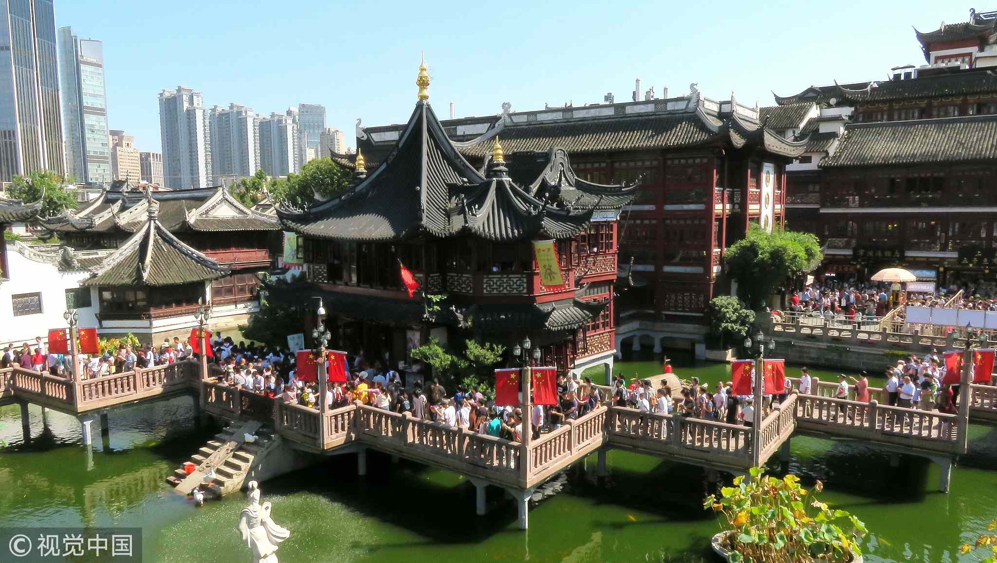 Lối vào cổ kính của Miếu Thành Hoàng (Chenghuang Temple)
