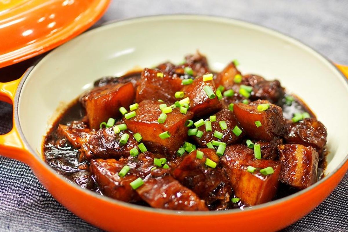 Món thịt lợn om (Hongshao Rou) nổi tiếng của Thượng Hải