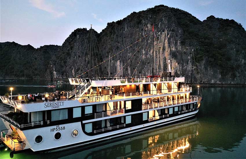 Du thuyền Serenity Cruises sang trọng neo đậu trên Vịnh Lan Hạ