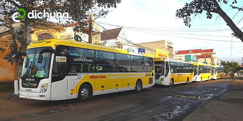 Hình ảnh xe khách giường nằm và ghế ngồi đang di chuyển trên đường