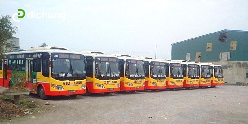 Hình ảnh xe bus công cộng đang di chuyển trên đường phố