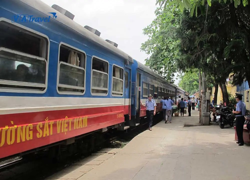 Tàu hỏa đang chạy trên đường ray, một phương tiện thú vị đến Ga Vinh rồi đi Cửa Lò