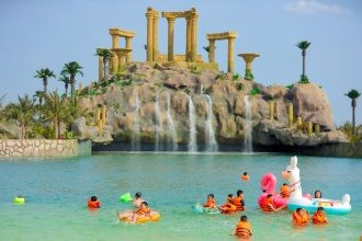 Khu VinWonders Wave Park & Water Park với biển xanh, cát trắng nhân tạo