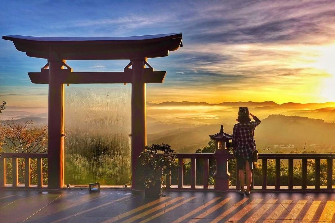 Cổng trời và kiến trúc đặc trưng của Chùa Linh Quy Pháp Ấn