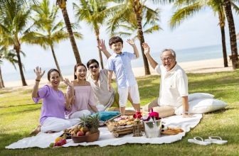 Du khách nghỉ dưỡng cùng gia đình tại Vinpearl Phú Quốc