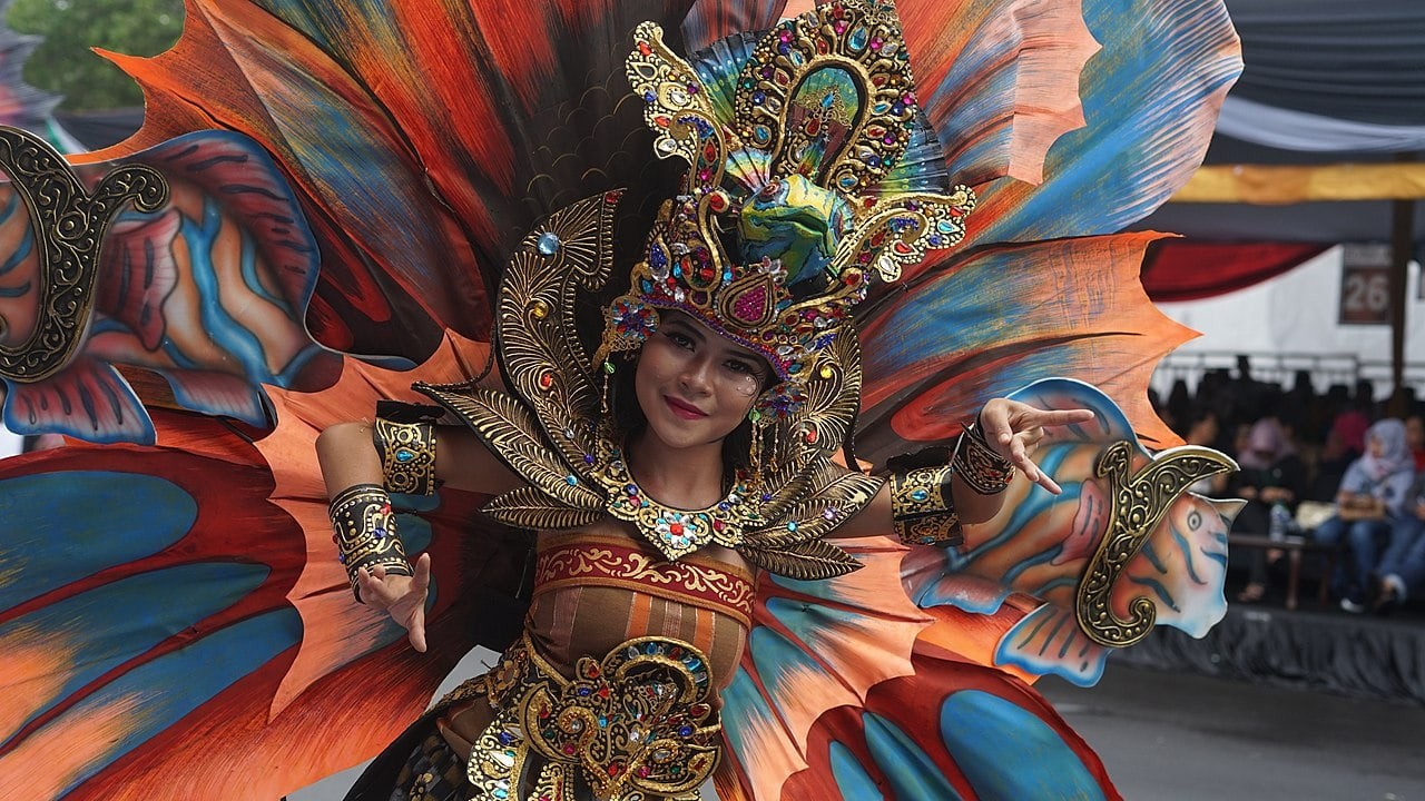 Chiễm ngưỡng những bộ trang phục rực rỡ ở Lễ hội Jember Fashion Carnival