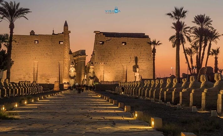 Đền Luxor cổ kính nằm bên bờ Đông sông Nile