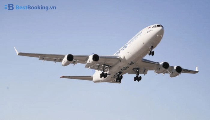 Máy bay đang cất cánh hoặc hạ cánh tại sân bay