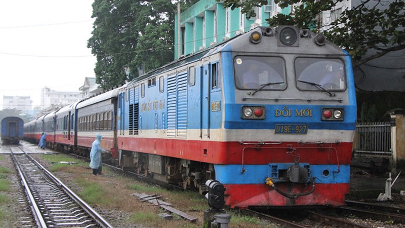 Tàu hỏa chạy tuyến đường sắt từ Ga Vinh đến Ga Đà Nẵng