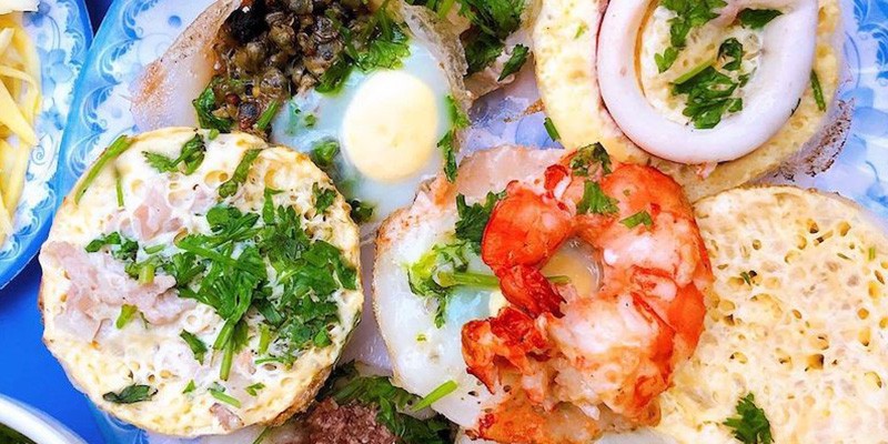 Hình ảnh bánh căn Nha Trang nóng hổi với các loại nhân và nước chấm đặc trưng