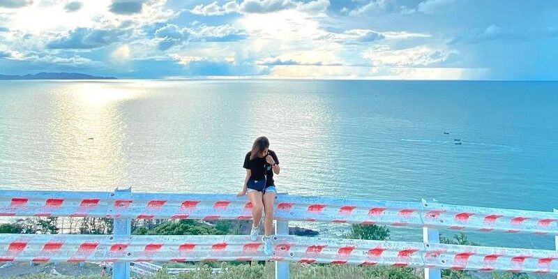 Khung cảnh hoang sơ, nhìn ra biển từ đỉnh Đồi Con Heo