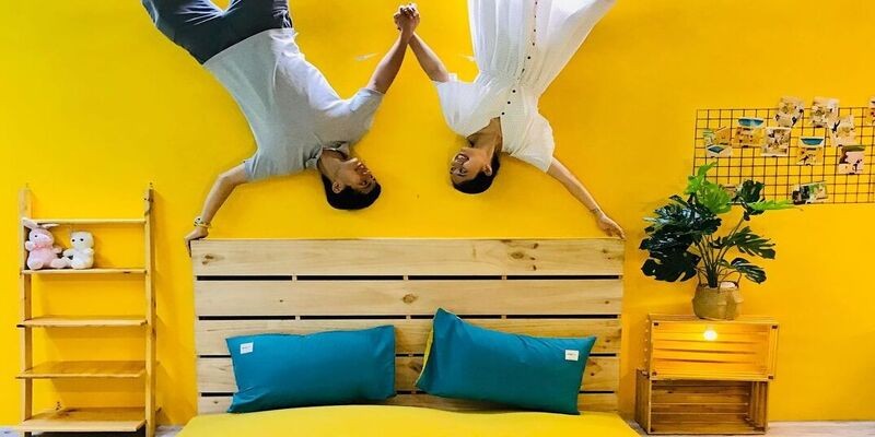 Khách du lịch chụp ảnh check-in độc đáo tại Quán cà phê Nhà Úp Ngược