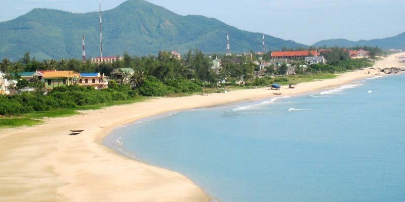 Khách du lịch vui chơi trên bãi biển Quảng Bình