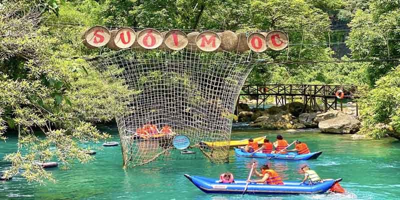 Khách du lịch chèo thuyền Kayak tại Suối nước Moọc