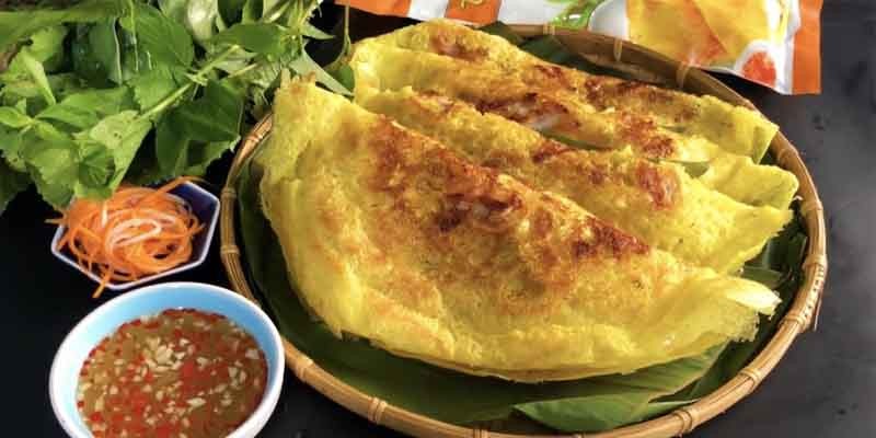 Món bánh xèo nóng hổi, giòn rụm nhân tôm