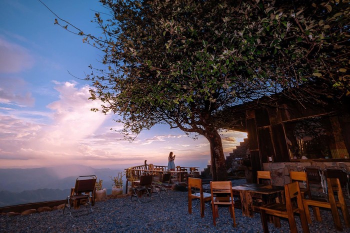 Các quán cà phê trên mây Tà Xùa nhìn ra khung cảnh núi non
