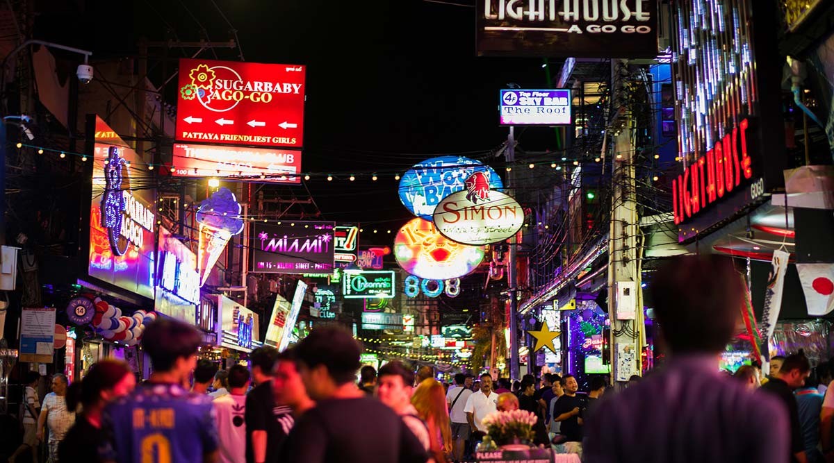 Pattaya Walking Street tấp nập về đêm