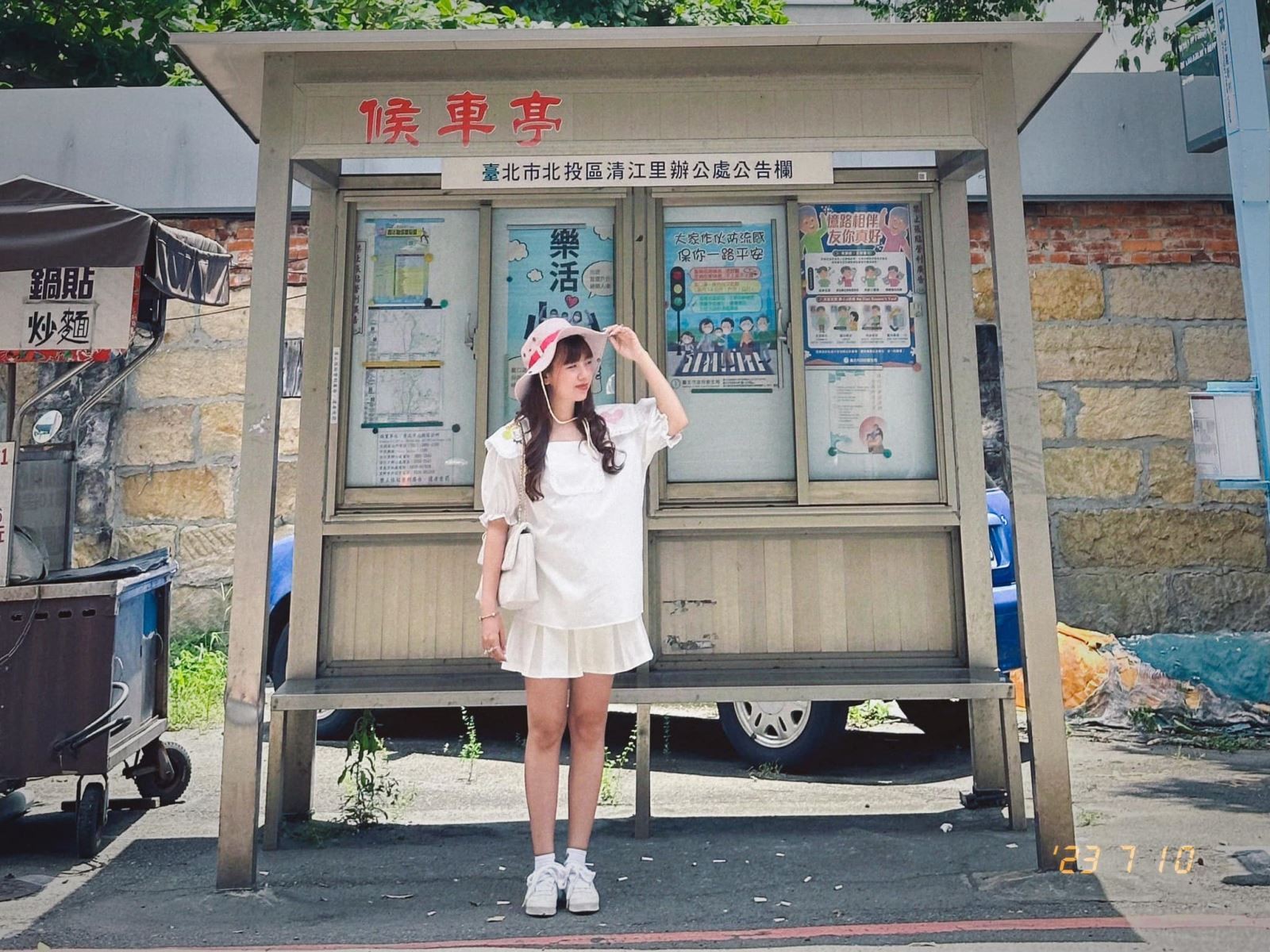 Du khách đứng chờ xe buýt tại trạm xe và chụp ảnh