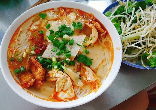 Tô bún chả cá Đà Nẵng thơm ngon, nóng hổi với nước dùng thanh ngọt