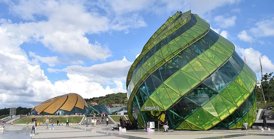 Quảng trường Lâm Viên với biểu tượng Nụ hoa Atiso và Bông hoa Dã Quỳ khổng lồ